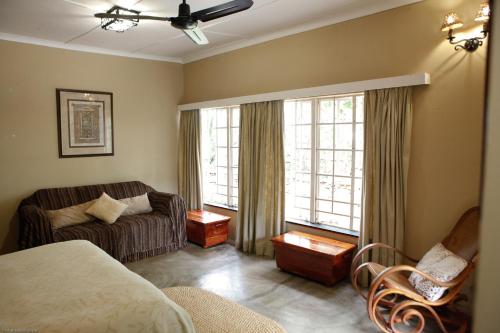 LobambaDown Gran's Self-Catering Cottage的客房设有床、沙发和窗户。