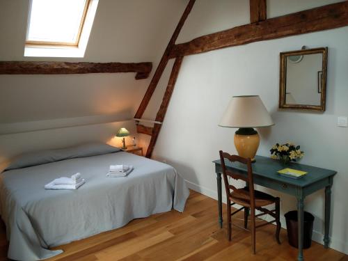 Les Marronniers客房内的一张或多张床位