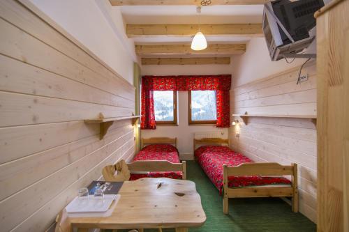 扎科帕内戈斯基卡拉托韦酒店的客房设有两张床、一张桌子和一扇窗户。