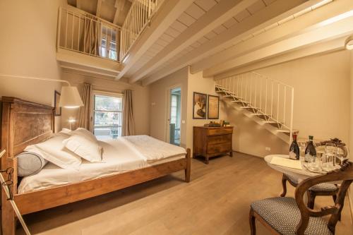 加尔多内-里维耶拉B&B Antico Brolo的一间带大床和楼梯的卧室