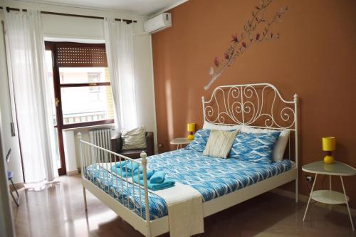 那不勒斯多莫斯布拉科公寓的一间卧室配有一张带蓝色棉被的床
