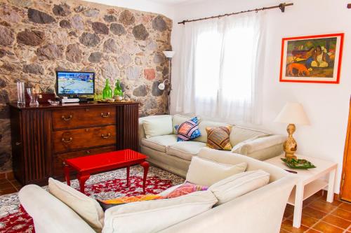 阿格特La Casilla的客厅配有沙发和桌子