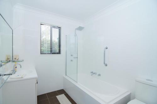圣殿海岬桑迪菲特休闲公寓的带淋浴和盥洗盆的白色浴室