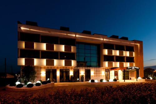 维罗纳布兰多里酒店的一座晚上有灯的建筑
