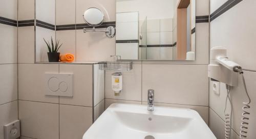 慕尼黑GS酒店的一间带水槽和镜子的浴室