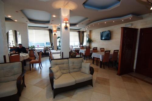 布德瓦Guesthouse Villa Gaga的餐厅内带桌椅的用餐室