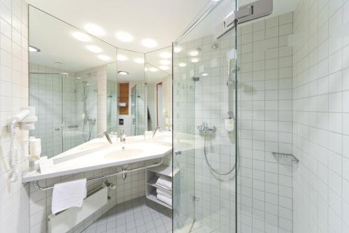 德累斯顿学院酒店的一间浴室