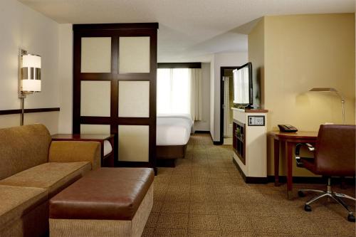 安卡斯维尔Hyatt Place Uncasville - Casino Area的酒店客房设有一张沙发和一张床