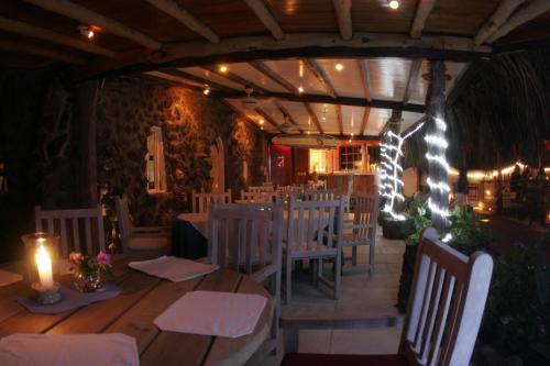 阿约拉港安格梅耶海滨酒店的一间设有白色桌椅和蜡烛的用餐室