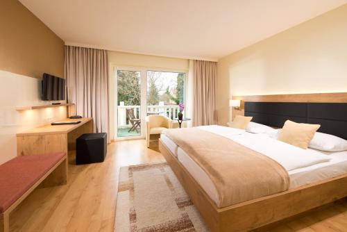 吕本斯普瓦尔德斯特弗昂斯豪弗酒店的一间卧室设有一张大床和一个大窗户