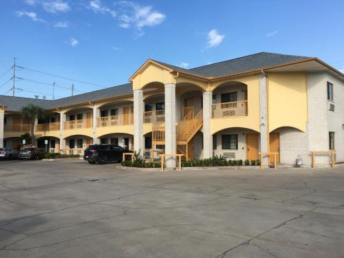 休斯顿Scott Inn & Suites - Downtown Houston的一座大型建筑,前面设有停车场