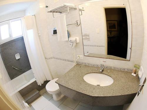 蓬塔格罗萨Village Hotel的一间带水槽、卫生间和镜子的浴室