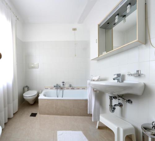 姆苏兰特沃尔帕拉酒店的带浴缸、盥洗盆和卫生间的浴室