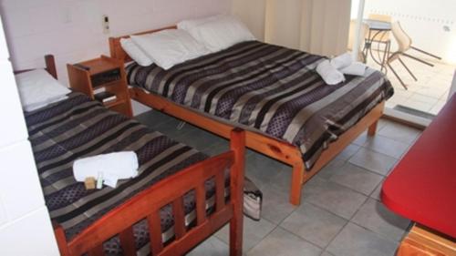 Lavers Hill奥特韦结汽车旅馆 的配有两张床的客房内。