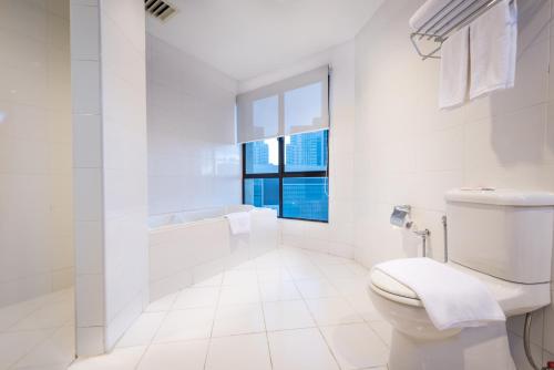 吉隆坡Hotel Sentral KL @ KL Sentral Station的白色的浴室设有卫生间和窗户。