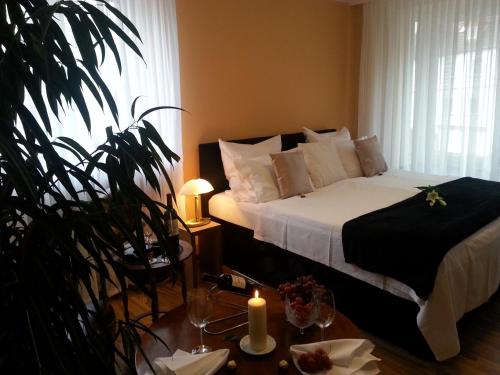 卡塞尔祖姆山顶公园酒店的一间卧室配有一张带蜡烛和桌子的床