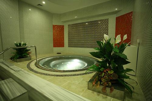 安塔利亚Latanya Palm & SPA Hotel Antalya的大型浴室设有鲜花浴缸。