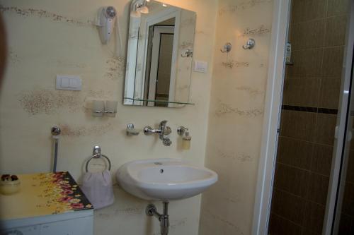 鲁马Guest House A'storia的一间带水槽和镜子的浴室