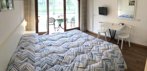 托尔博莱维多利亚之家旅馆的一张大床,位于带桌椅的房间