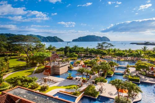 雅科罗苏诺思万豪海洋酒店及高尔夫度假村的享有度假村和水上公园的空中景致