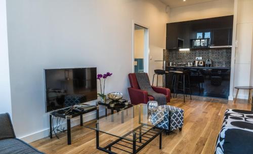 波尔多波尔多传统公寓的客厅配有沙发和桌子