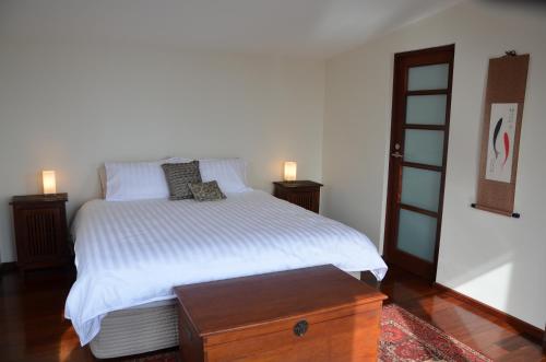 Adventure Bay约拉海滨别墅 的卧室配有白色的床和2个床头柜