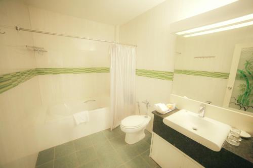 万象Lanexang Princess Hotel的白色的浴室设有卫生间和水槽。