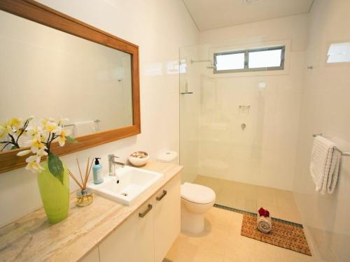 Valla Beach漂流公寓的一间带水槽、卫生间和镜子的浴室