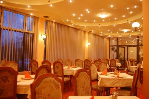 特尔古穆列什埃弗里斯特酒店的一间在房间内配有桌椅的餐厅