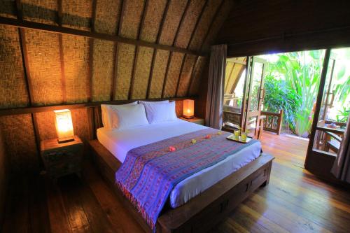 吉利特拉旺安珊瑚海岸酒店的卧室配有一张床