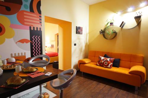 BovinoLa Casetta di Nonna Carmela的客厅配有橙色沙发和桌子