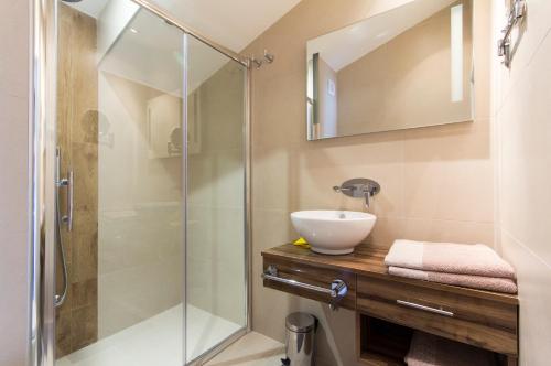 普莱曼图拉Alison Apartments的一间带水槽和淋浴的浴室