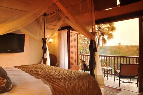 The David Livingstone Safari Lodge & Spa客房内的一张或多张床位