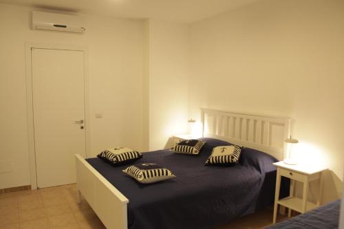 圣卡特琳娜迪纳德Torre dell'Alto apartment的一间卧室配有一张带两个枕头的床