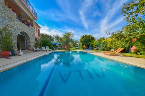 萨索斯Villa Eden的庭院里的一个蓝色海水游泳池