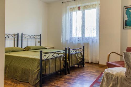 阿斯科利皮切诺蒙娜彻特住宿加早餐旅馆的一间卧室设有一张床和一个窗口