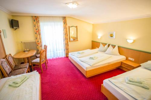 弗拉绍斯古尼兹-艾克酒店的酒店客房设有两张床和一张桌子。