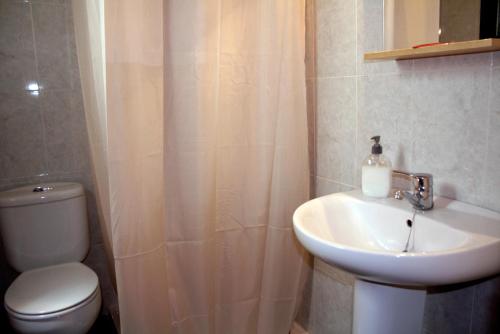 科迪加纳埃尔塞顿酒店的一间带卫生间和水槽的浴室