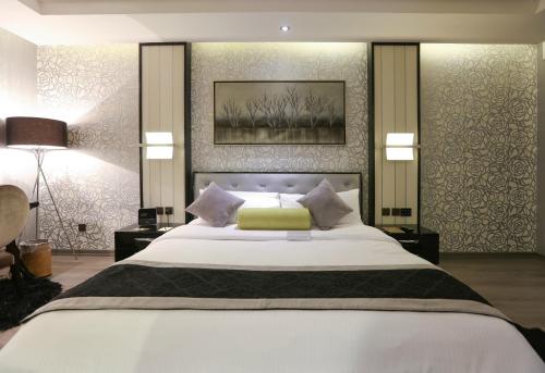 Continent Al Waha Hotel Riyad客房内的一张或多张床位
