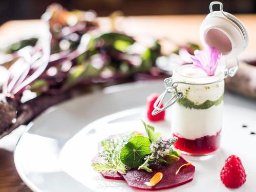 施图拜河谷新施蒂夫特福斯特的自然度假酒店的草莓盘上的罐子上的甜点