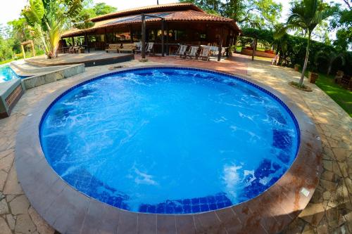 IPÊ Florido Parque Hotel内部或周边的泳池
