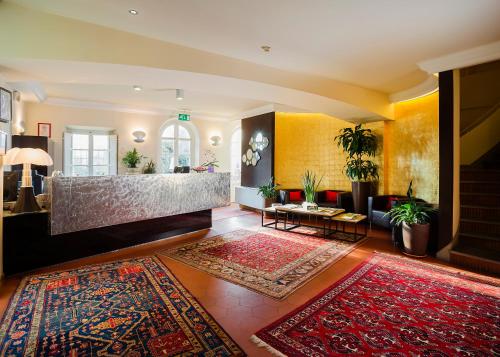 卢卡帮切利别墅公园汉布罗斯酒店的带沙发和地毯的客厅