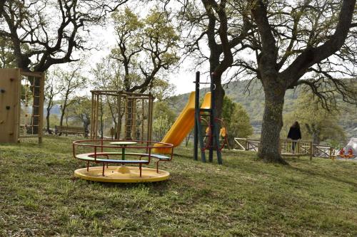 阿尔贝罗贝洛Masseria Mazzalorsa的一个带有桌子和滑梯的游乐场的公园