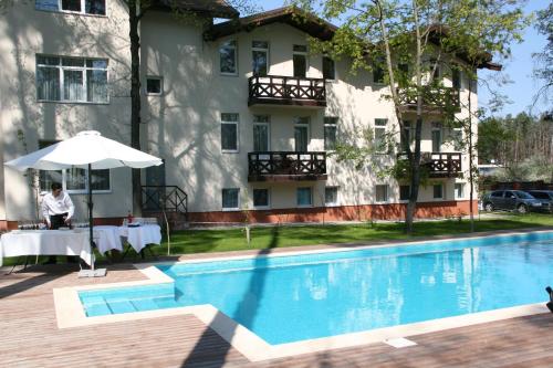 布恰维多利亚公园酒店的大楼前设有游泳池的酒店