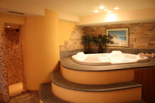 乐罗酒店的一间浴室