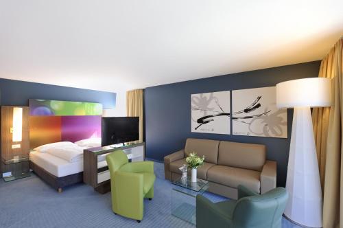 安特拉格里伊格里湖商务酒店的酒店客房设有床和客厅。