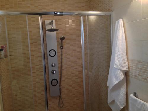 布林迪西Casa Petra - Mini Open Space的浴室里设有玻璃门淋浴