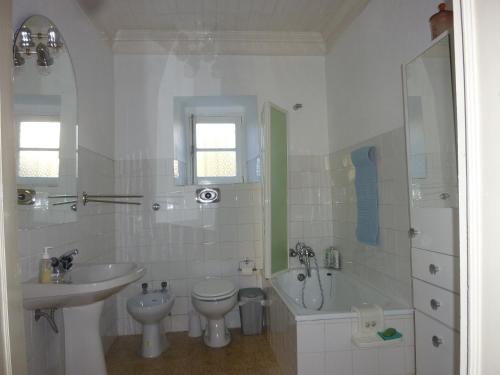Póvoa de Rio de MoinhosCasa da Rosa的浴室配有盥洗盆、卫生间和浴缸。