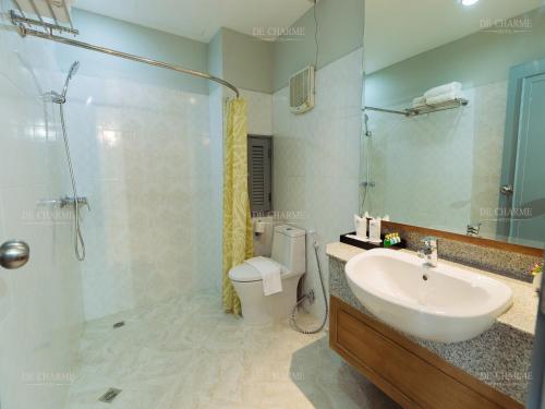 清迈Decharme Hotel-SHA Plus的一间带水槽、卫生间和淋浴的浴室