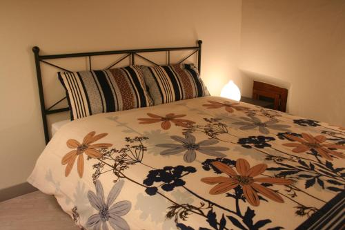 韦尔巴尼亚Archi e Colonne的床上有鲜花的毯子